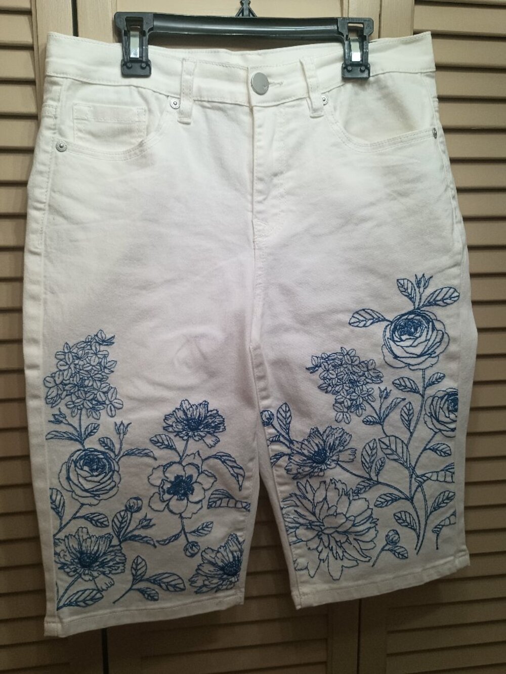 DG2 Diane Gilman Classic Stretch Floral Embroidered Bermuda Shorts Sz 10